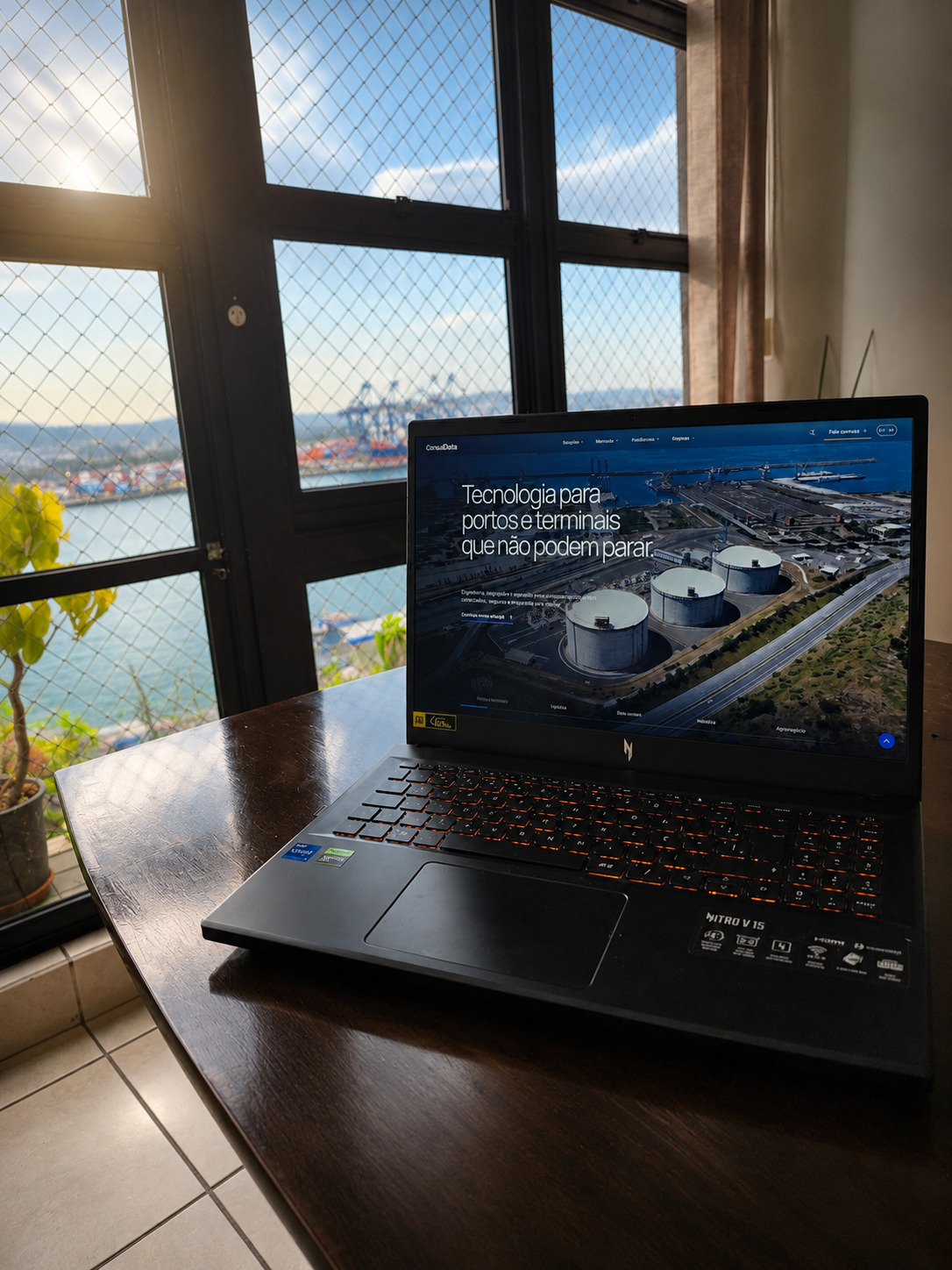 Notebook exibindo tecnologia para portos e terminais diante de uma operação portuária