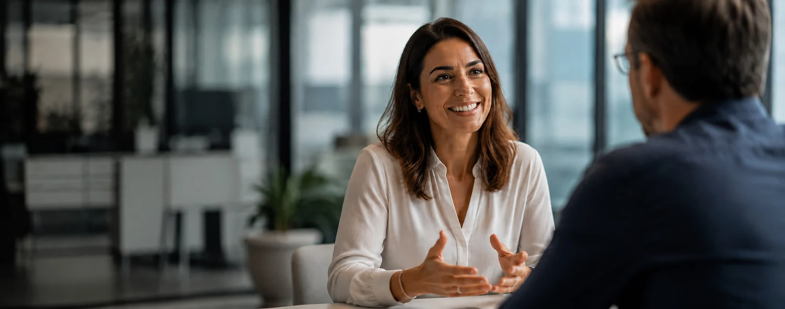 Cliente conversando com um profissional em um ambiente corporativo