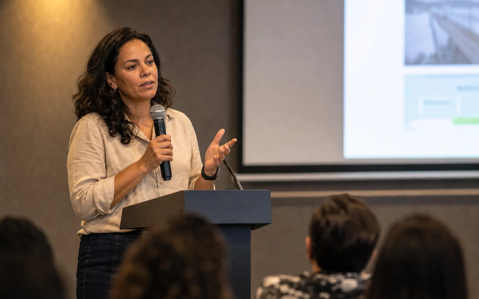 Especialista apresentando conteúdo em um evento técnico
