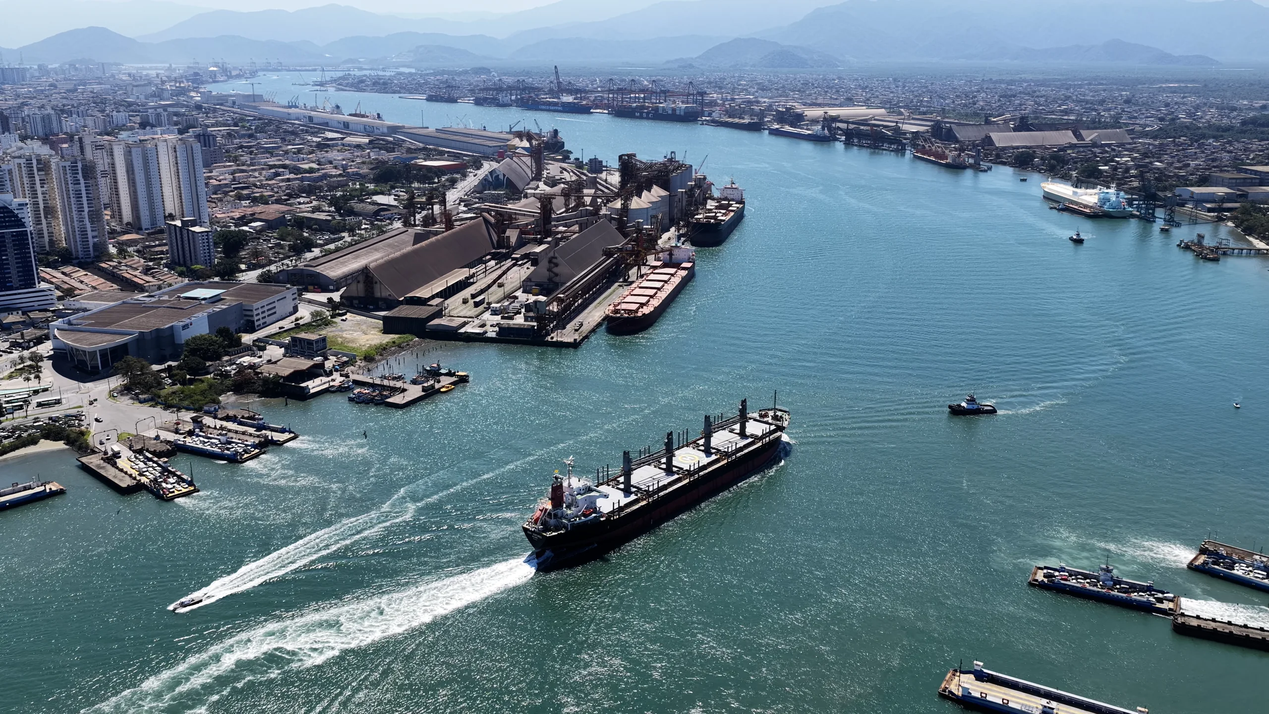Vista aérea do Porto de Santos com navios e terminais
