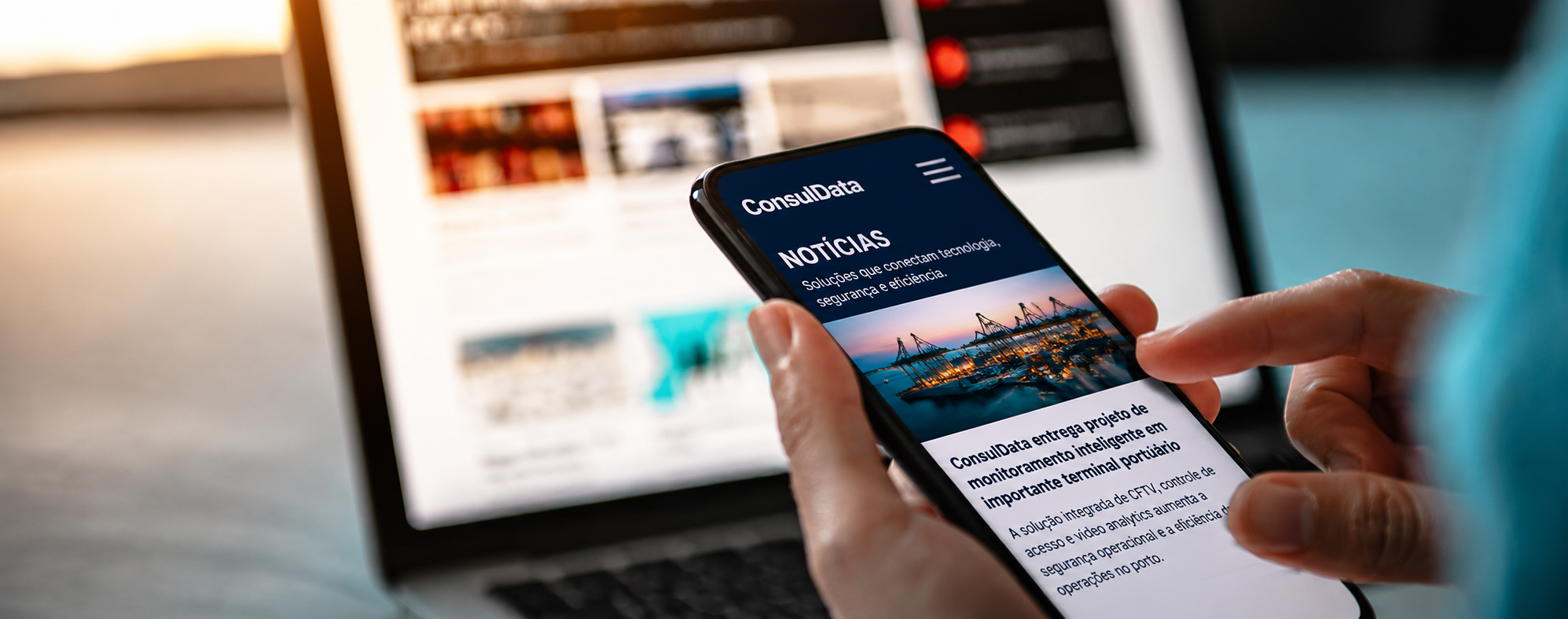 Pessoa acessando as not&iacute;cias da ConsulData em um celular