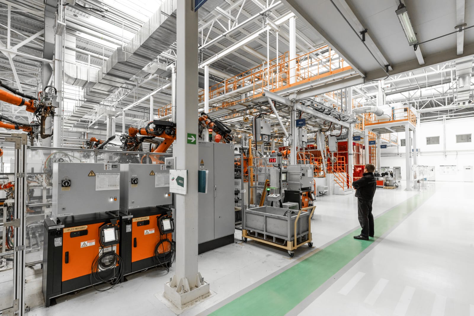 Linha de produção automatizada com robôs e fluxo operacional integrado