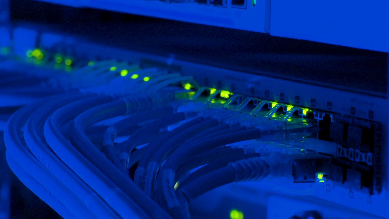 Infraestrutura de rede conectada em equipamento de telecomunicações