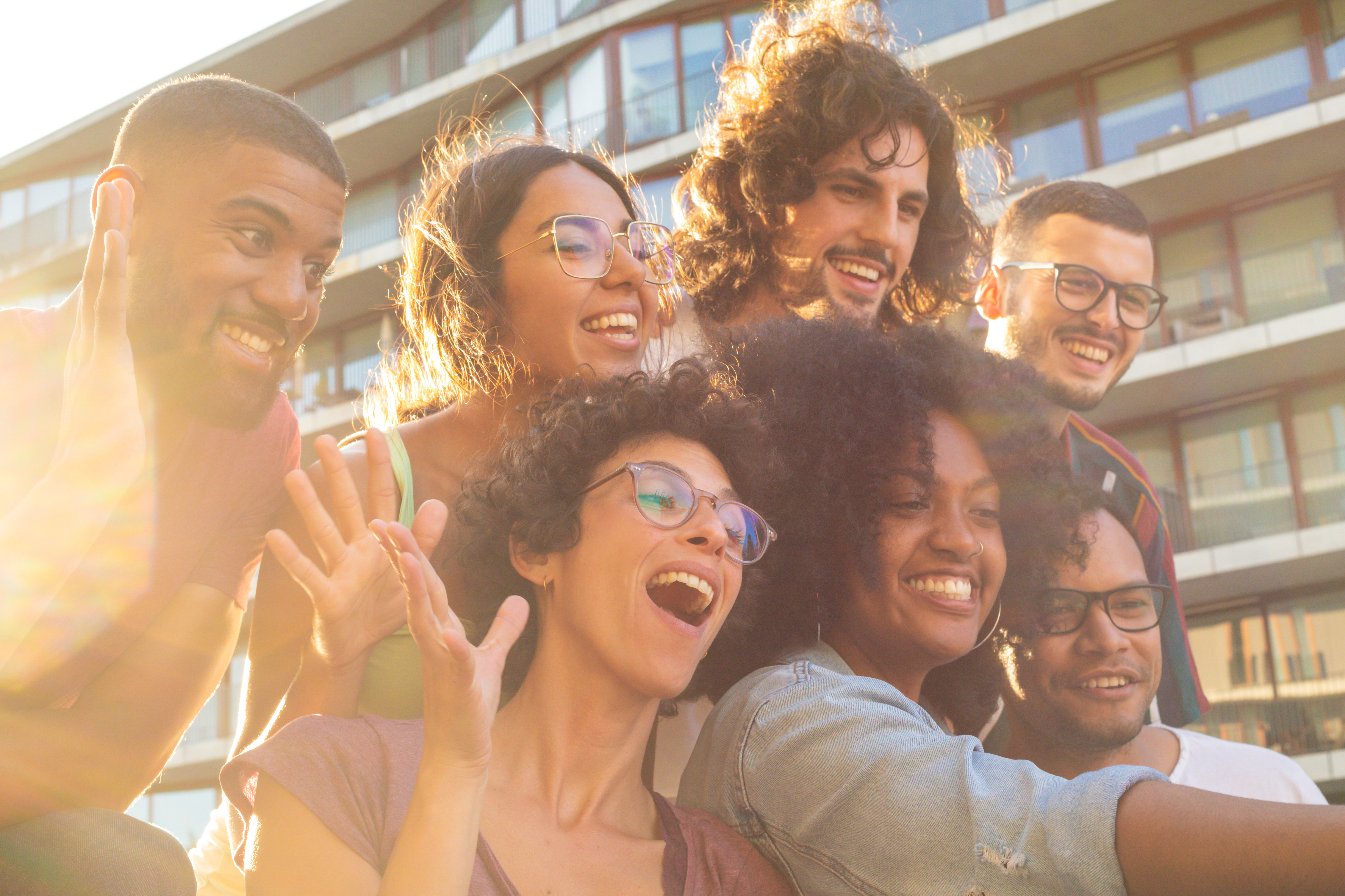 Grupo multi&eacute;tnico de amigos sorrindo para uma selfie ao ar livre