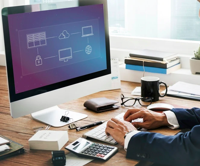 Profissional usando computador com diagrama de integração entre servidores, nuvem e dispositivos