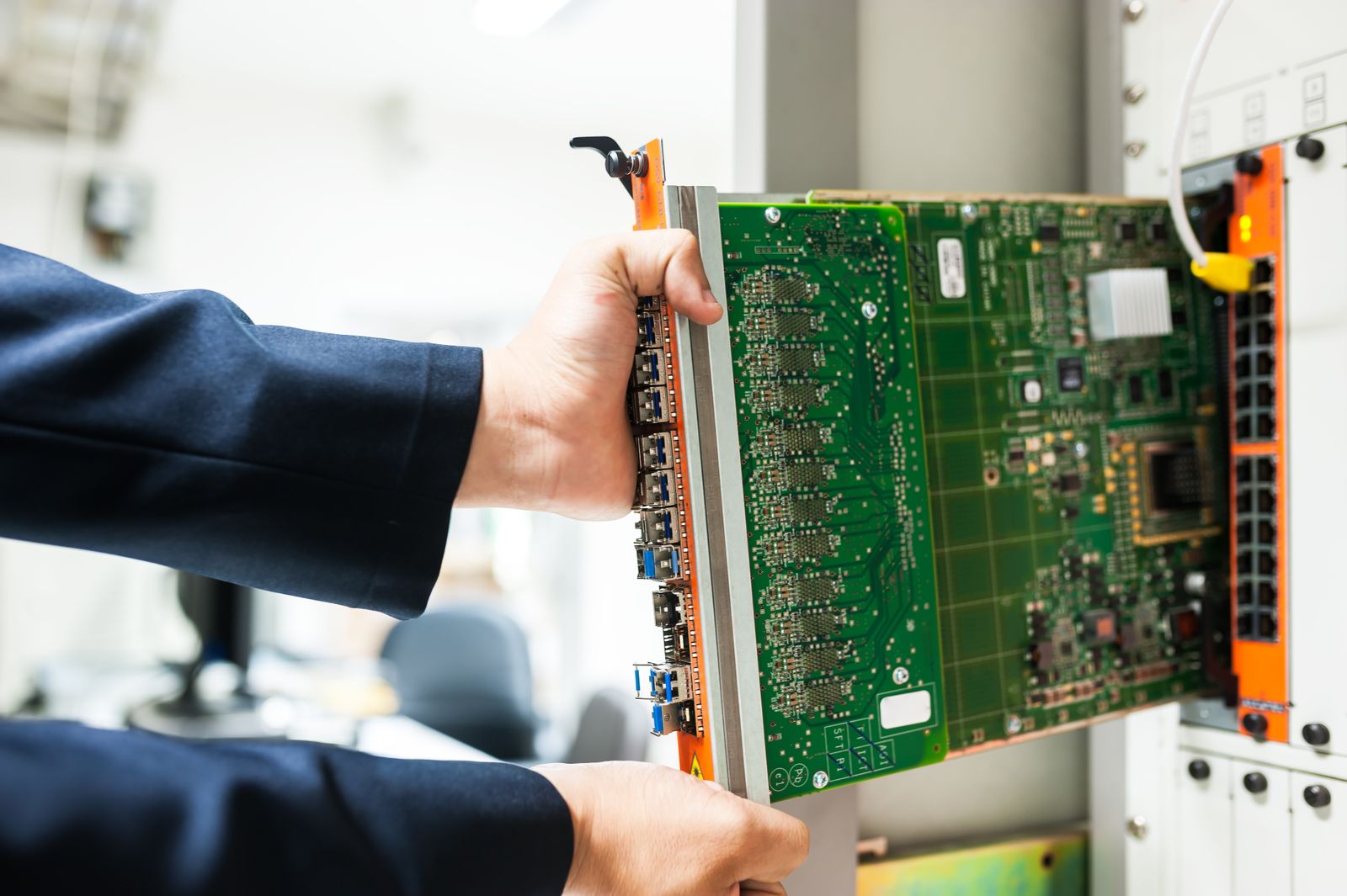 Técnico instalando uma nova placa de rede em equipamento de infraestrutura