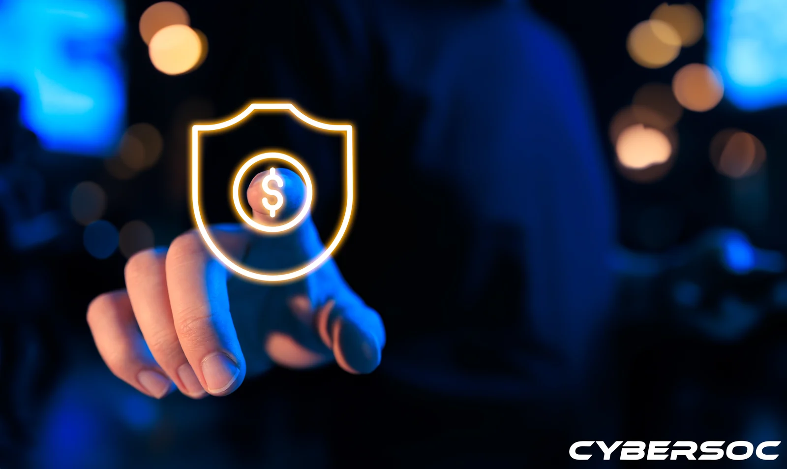 Pessoa tocando um escudo digital com s&iacute;mbolo financeiro junto ao logotipo CyberSOC