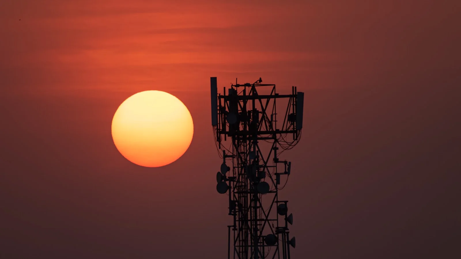 Infraestrutura de telecomunicações conectando diferentes operações